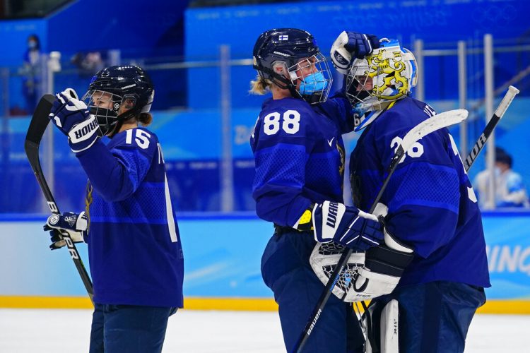 Finland women's hockey also wears masks against Russians